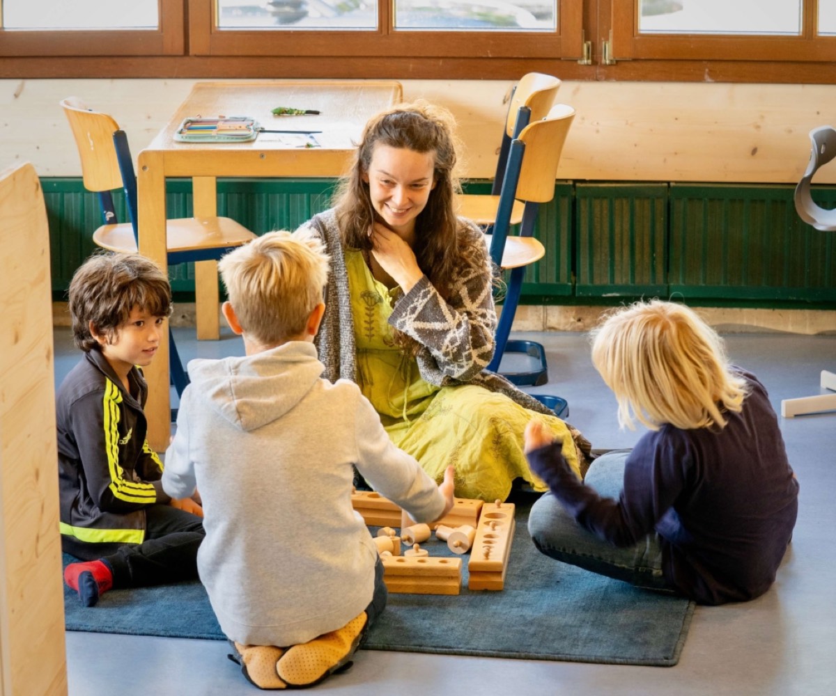 Lernbegleiterin arbeitet mit Kindern