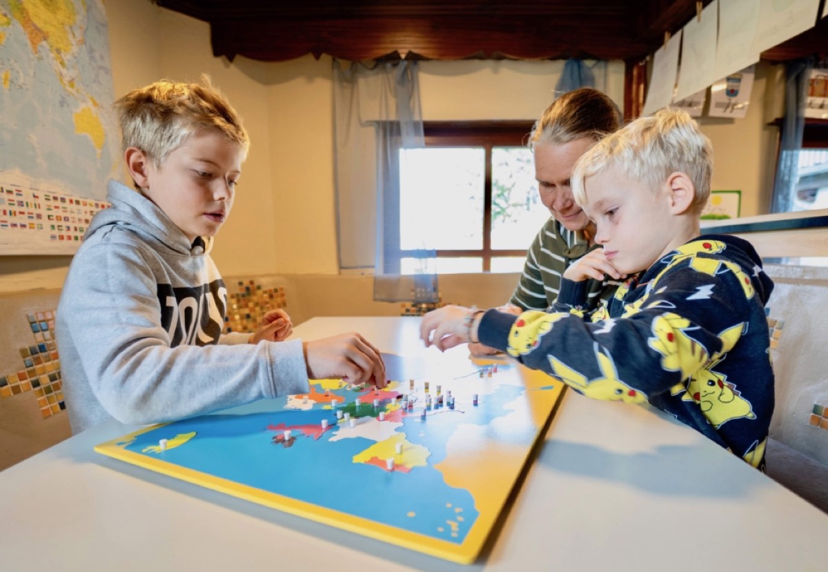 Kinder an der Montessori-Weltkarte