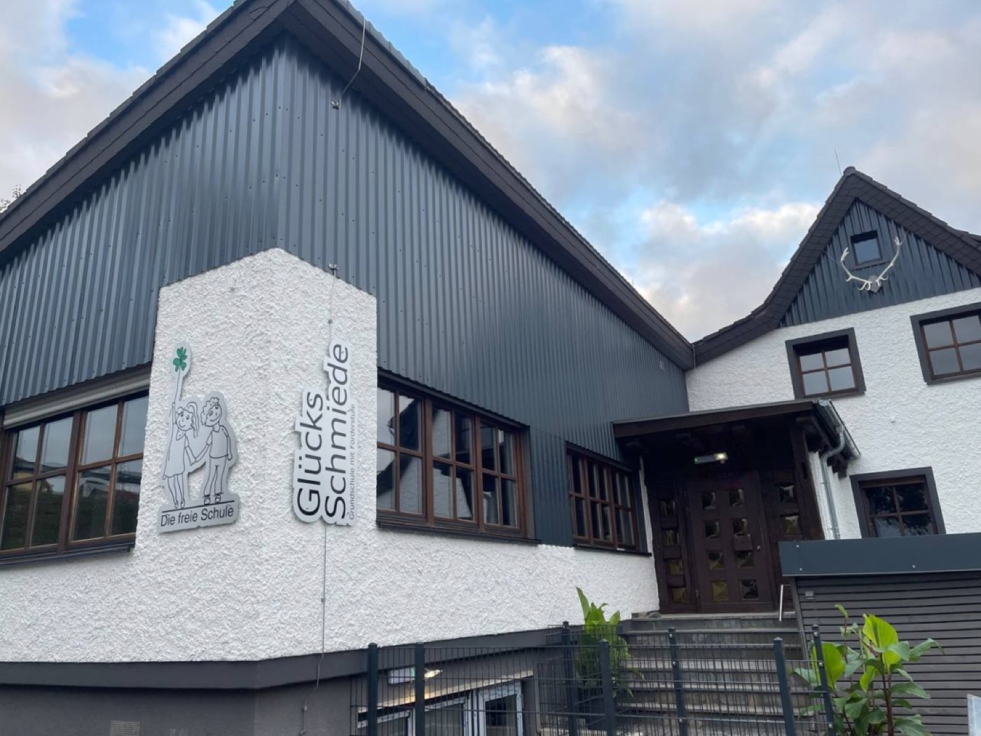 Das Schulgebäude der GlücksSchmiede